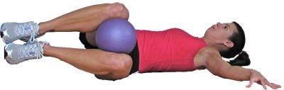 Spine Workout women 9 - Oblique knee drops with a medicine ball
